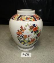 Vtg IMARI Ware Jaapanese Porcelain Vase
