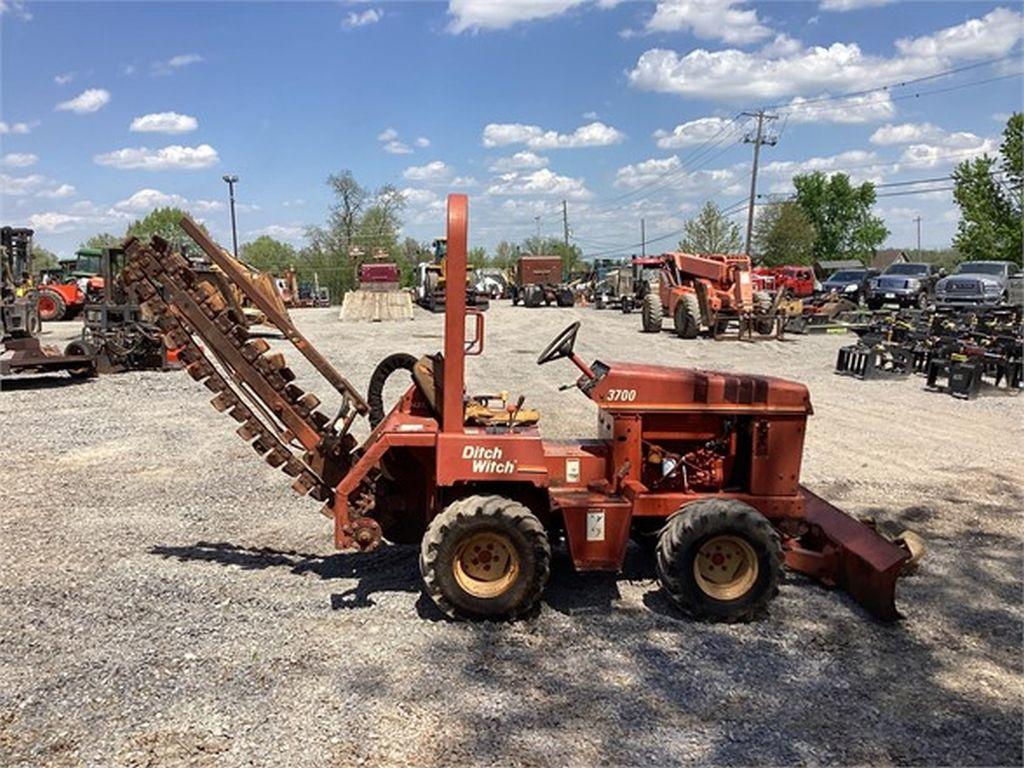 2001 DITCH WITCH 3700 TRENCHER