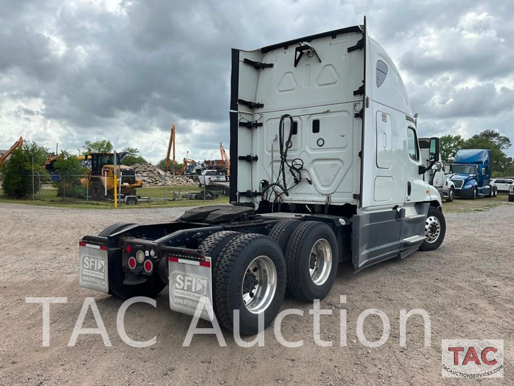 2016 Freightliner Cascadia 125 Sleeper Truck