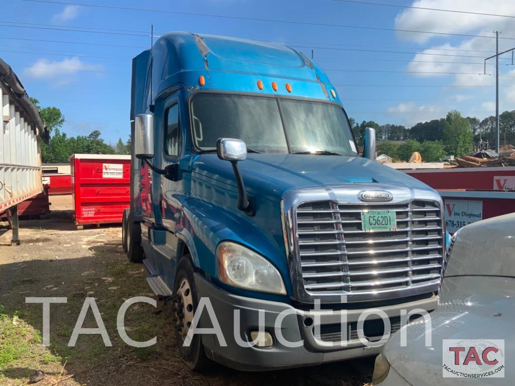 2013 Freightliner Cascadia Sleeper Truck