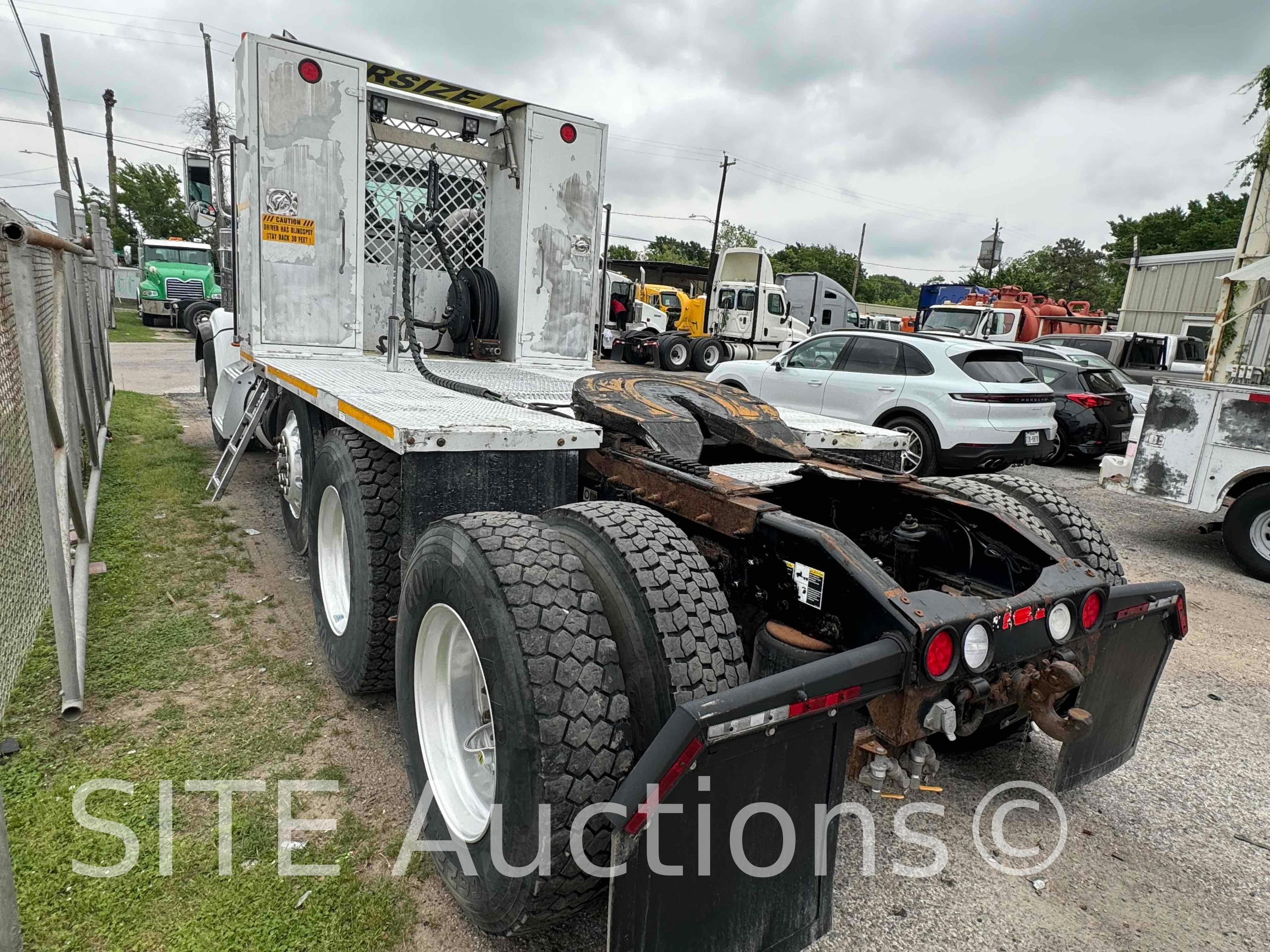 2014 Peterbilt 367 Tri/A Daycab Truck Tractor