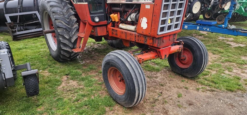 1979 International 1086 Tractor (RIDE AND DRIVE)