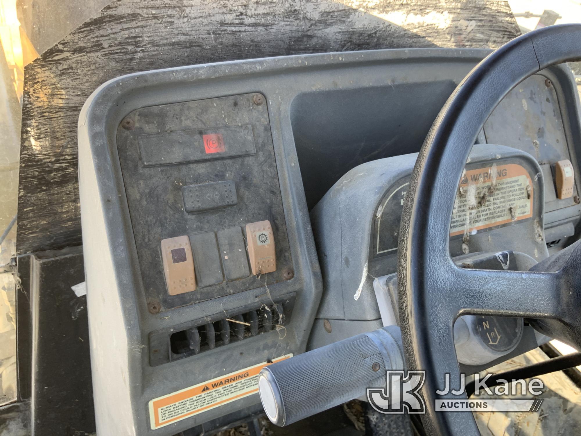 (Kansas City, MO) 2000 Cat 426C Tractor Loader Backhoe Runs, Moves, & Operates) (Leaking Oil Under C