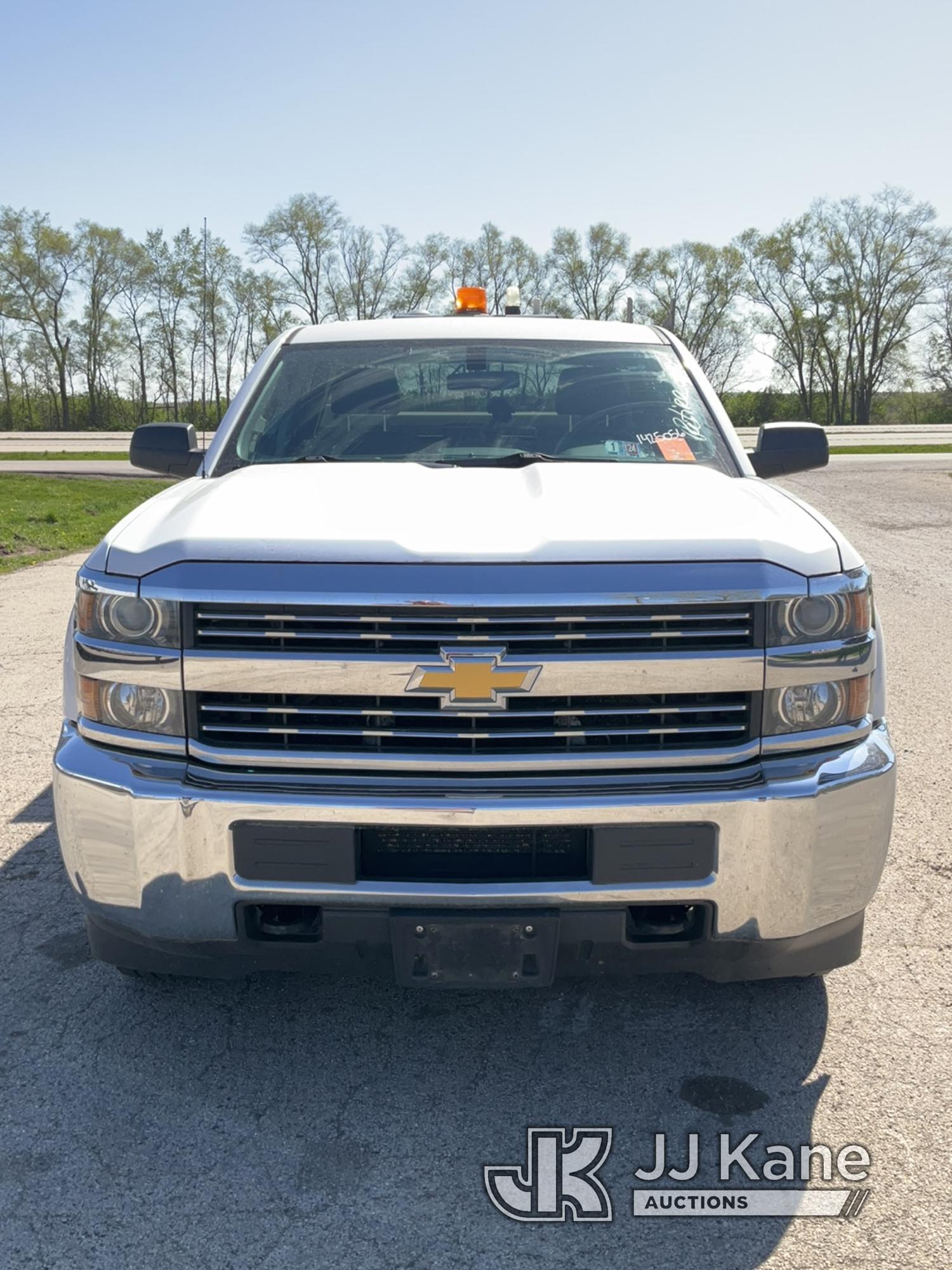 (South Beloit, IL) 2015 Chevrolet Silverado 2500HD Extended-Cab Pickup Truck Runs & Moves) (Check En