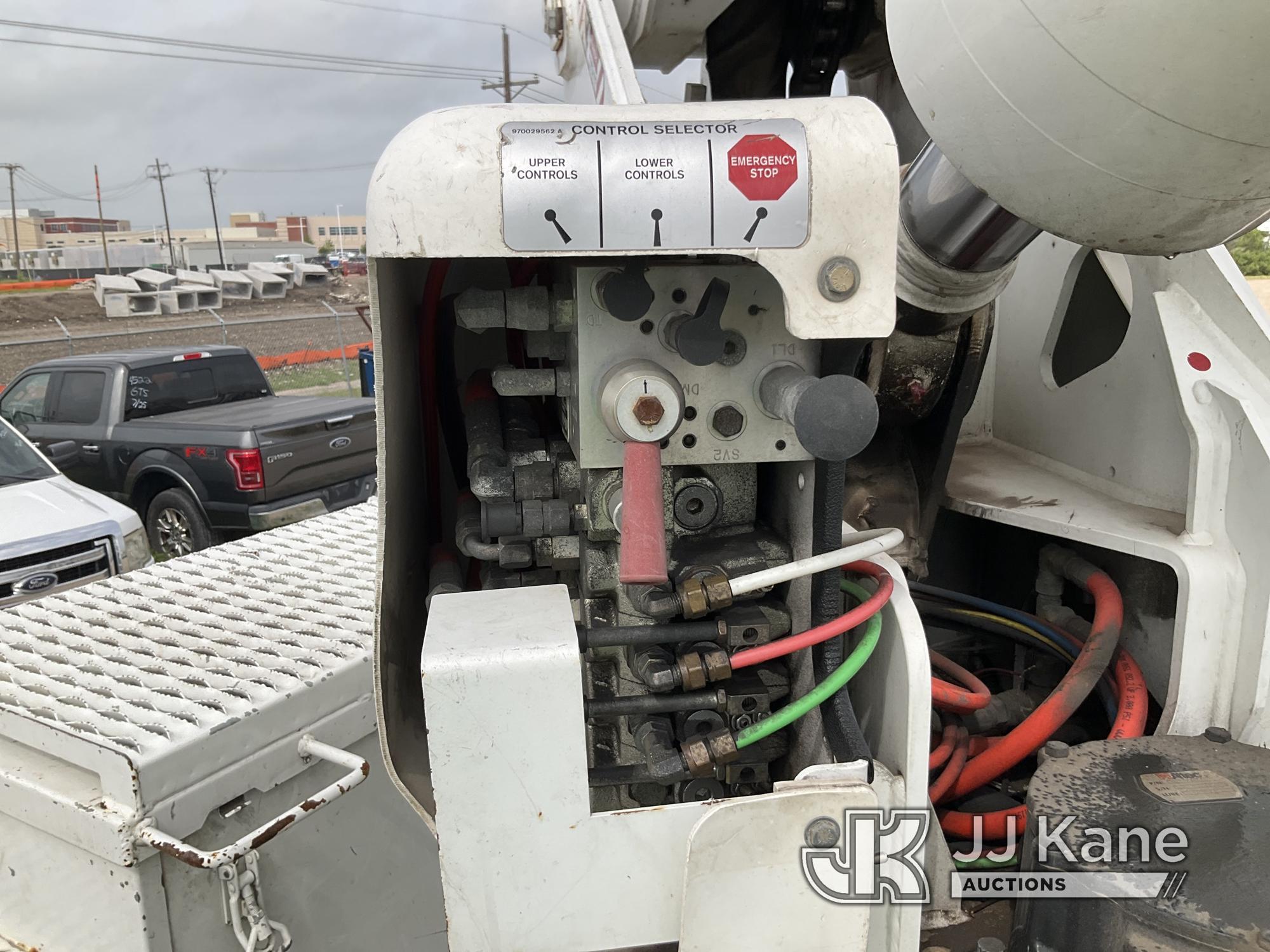 (Waxahachie, TX) Altec AM60E-MH, Over-Center Material Handling Bucket Truck rear mounted on 2016 Fre