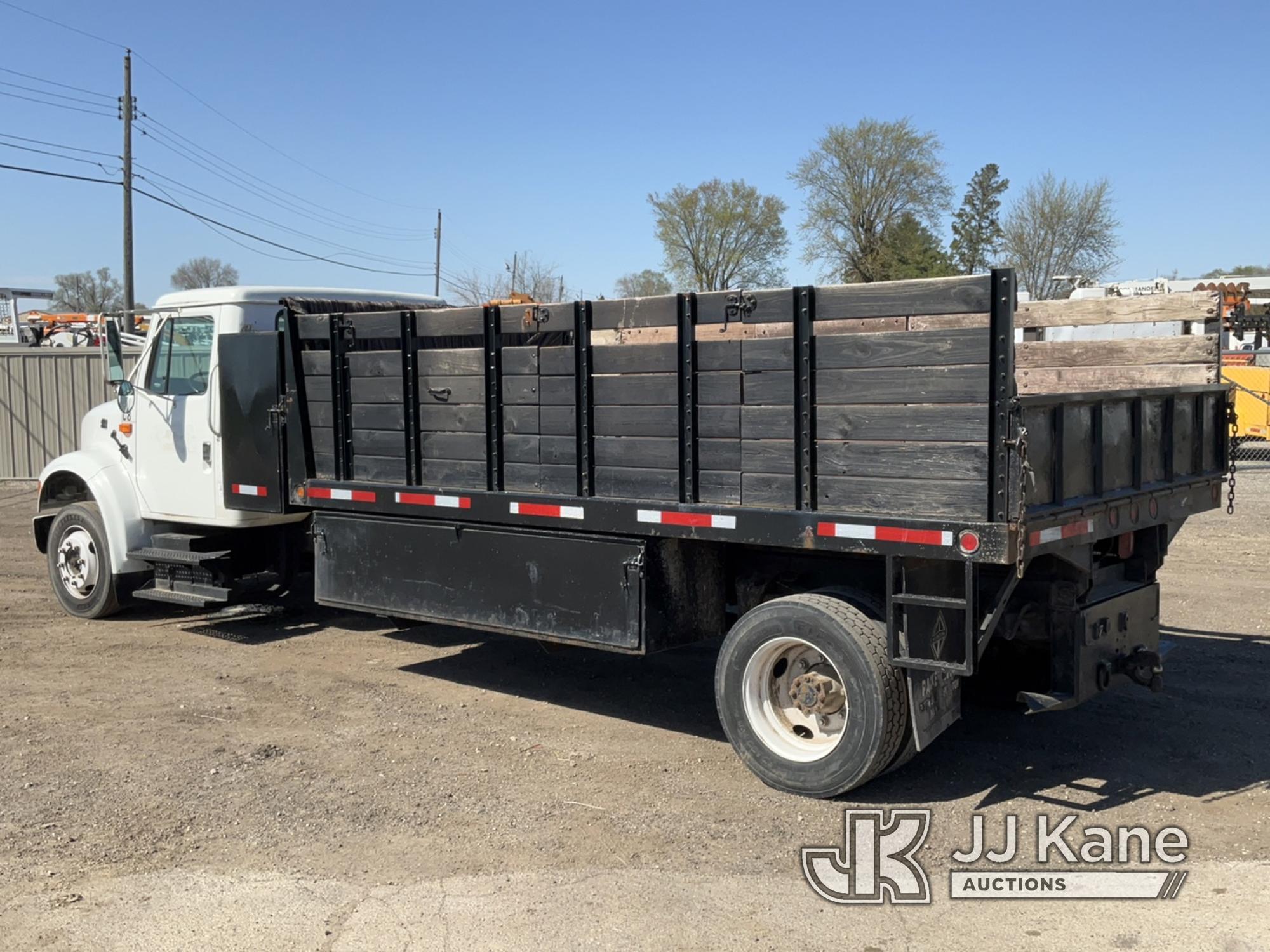 (South Beloit, IL) 2002 International 4700 Dump Flatbed Truck Runs & Moves) (PTO Operates But Has Hy