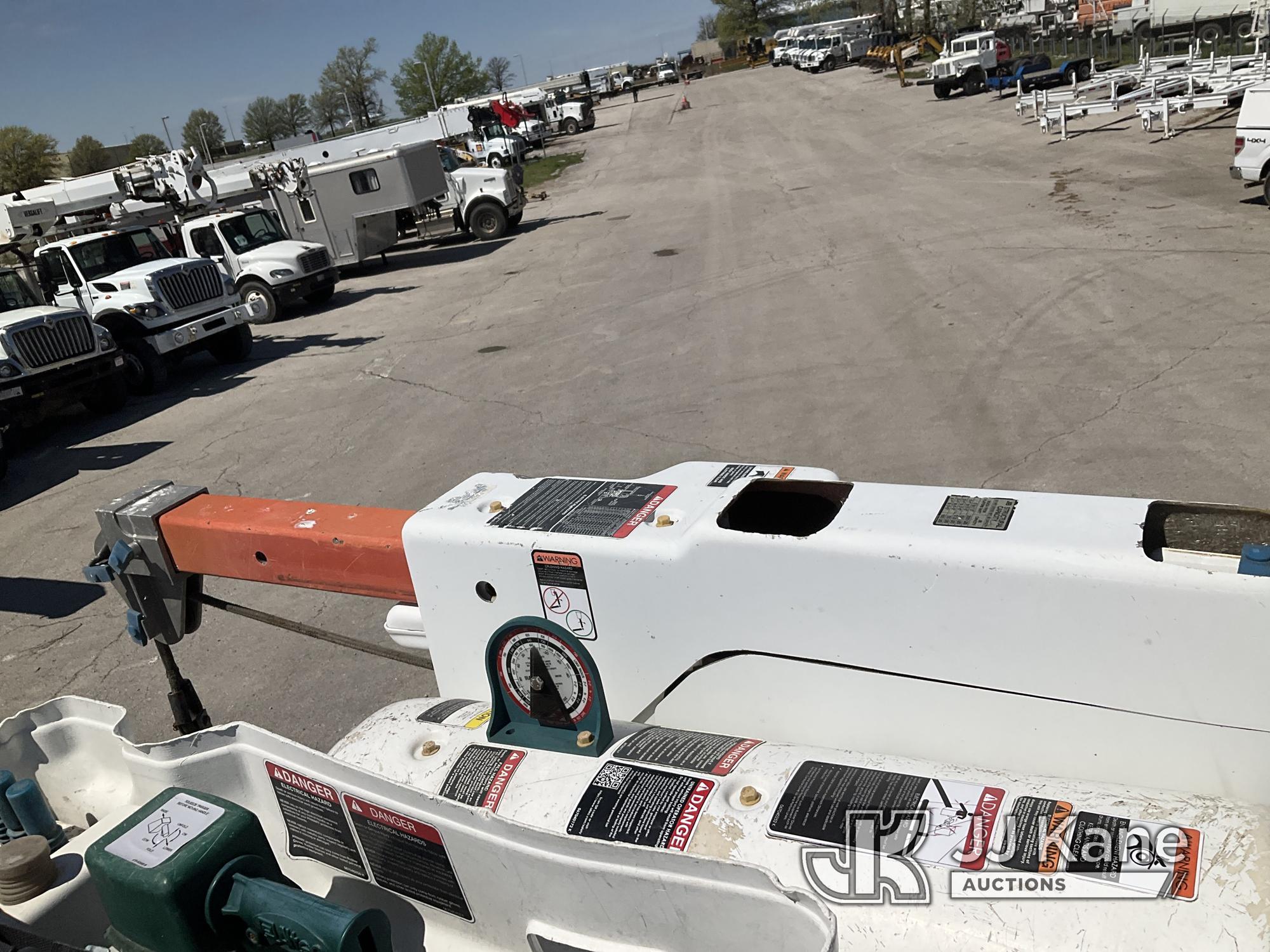 (Kansas City, MO) Altec AM55E-MH, Over-Center Material Handling Bucket Truck rear mounted on 2014 In