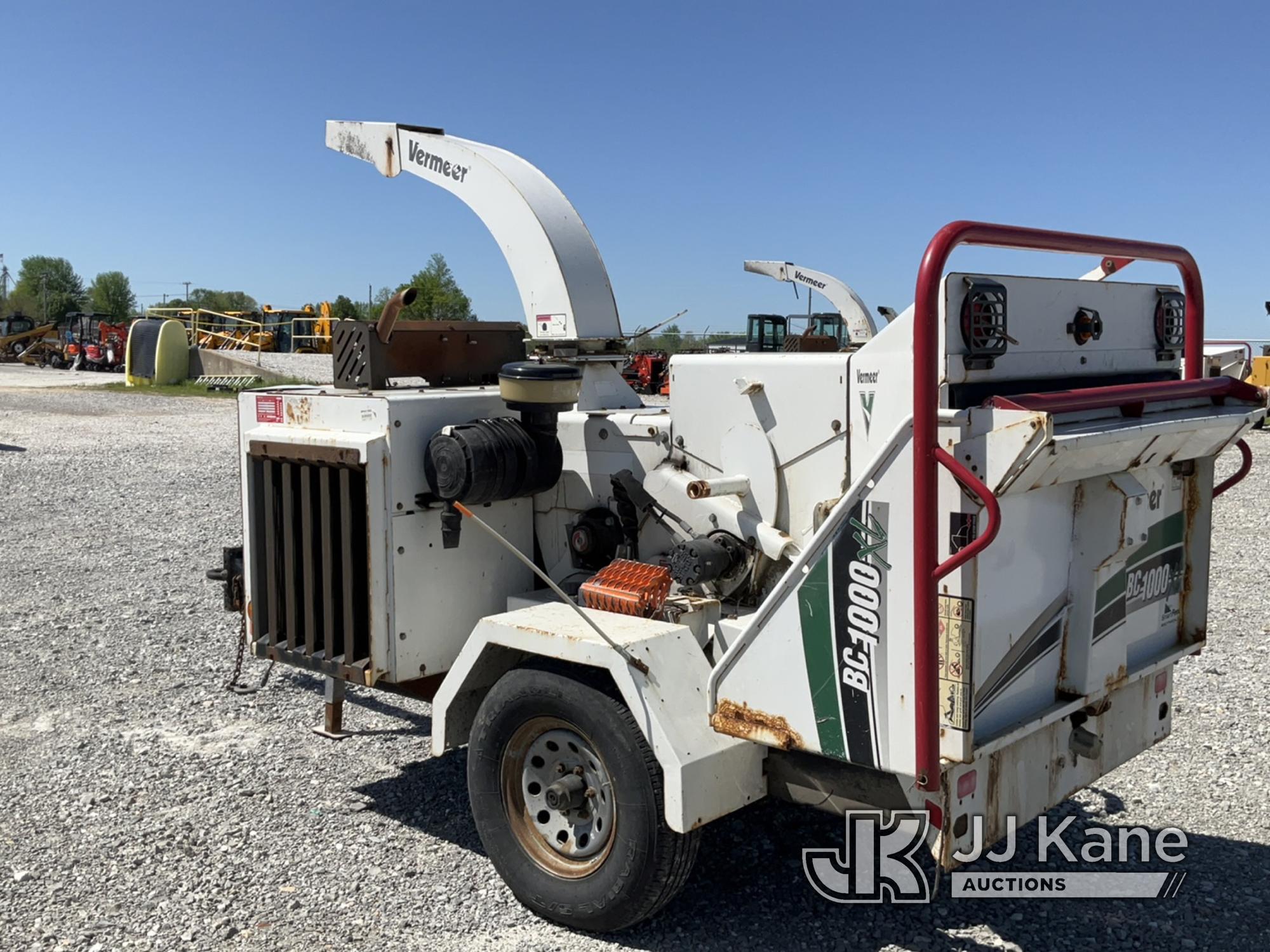 (Hawk Point, MO) 2015 Vermeer BC1000XL Chipper (12in Drum) No Title) (Runs & Operates) (Body Damage