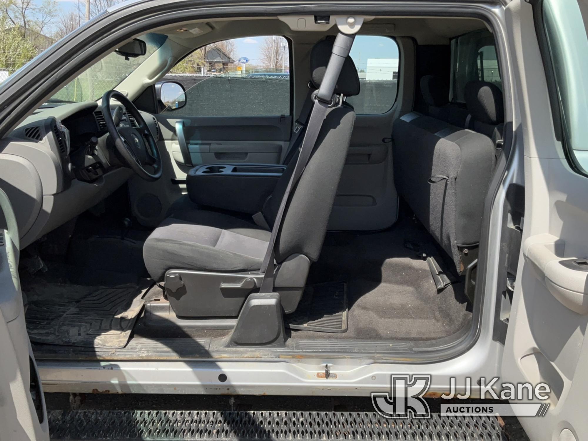 (Charlotte, MI) 2012 Chevrolet Silverado 1500 4x4 Extended-Cab Pickup Truck Runs, Moves, Rust, Body