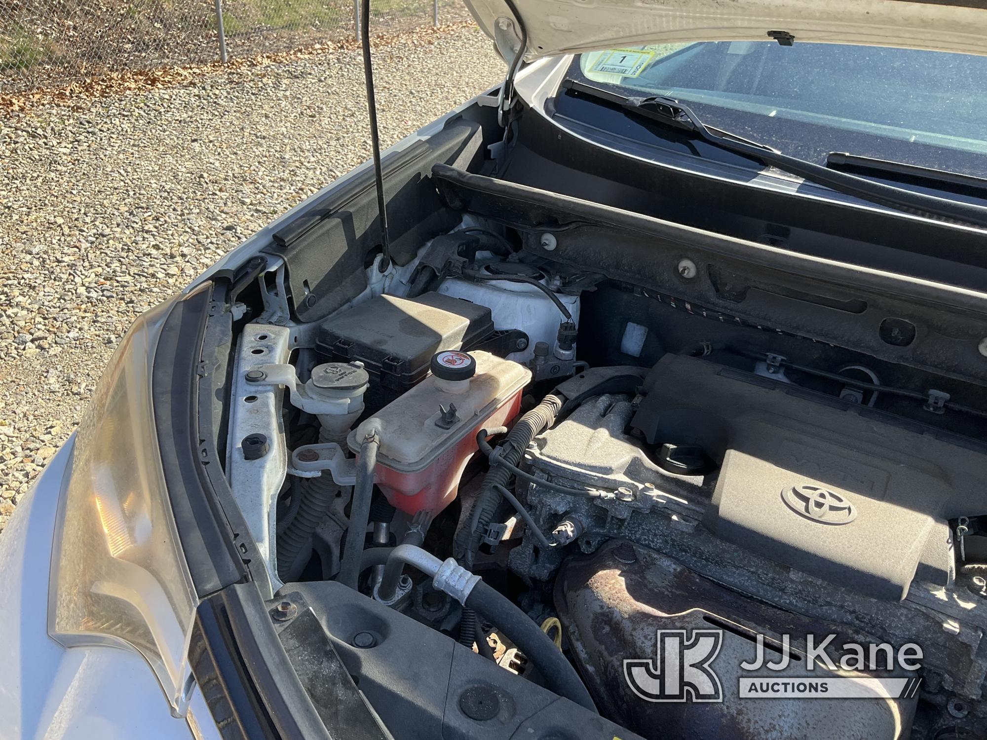 (Shrewsbury, MA) 2017 Toyota RAV4 AWD 4-Door Sport Utility Vehicle Runs & Moves) (Body & Rust Damage
