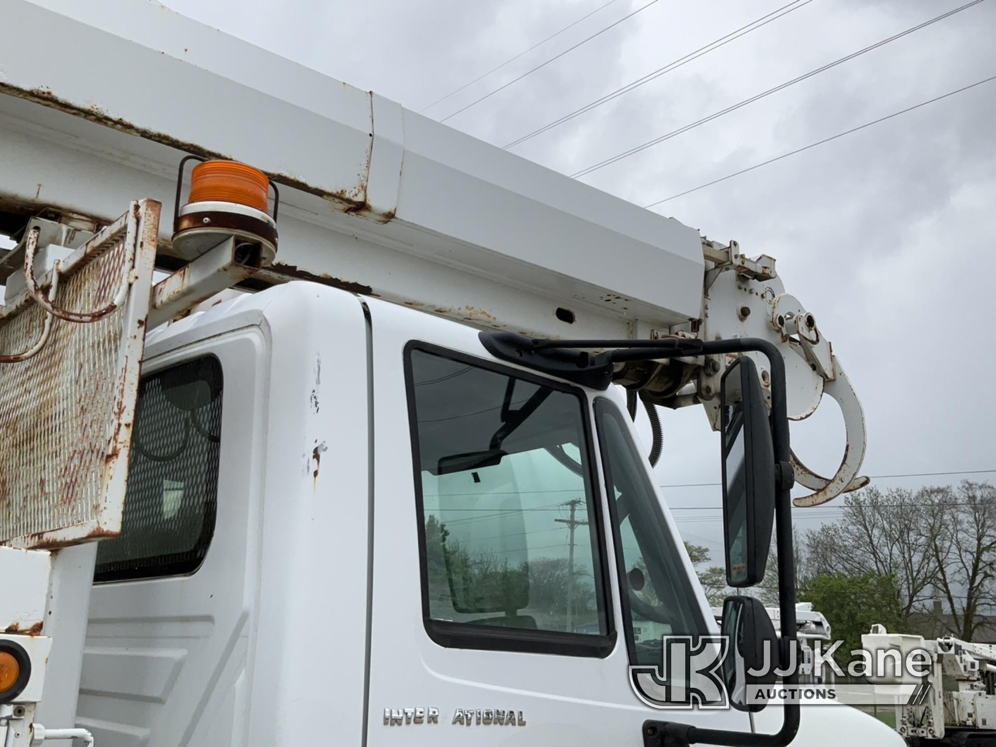 (Charlotte, MI) Altec D3060-TR, Digger Derrick rear mounted on 2004 International 7400 6x6 T/A Utili