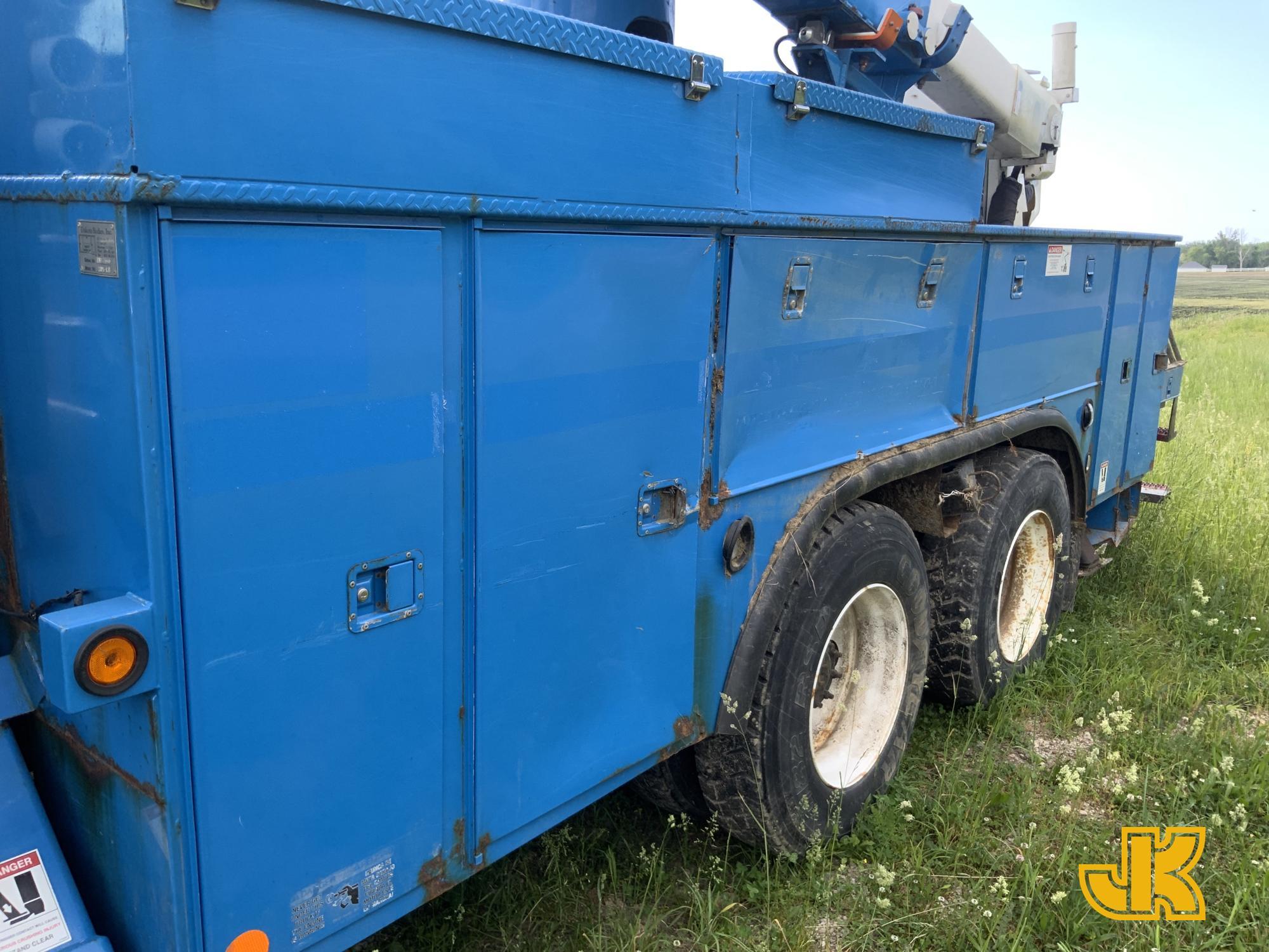 (Charlotte, MI) HiRanger TL55, Articulating & Telescopic Bucket Truck center mounted on 2014 Interna