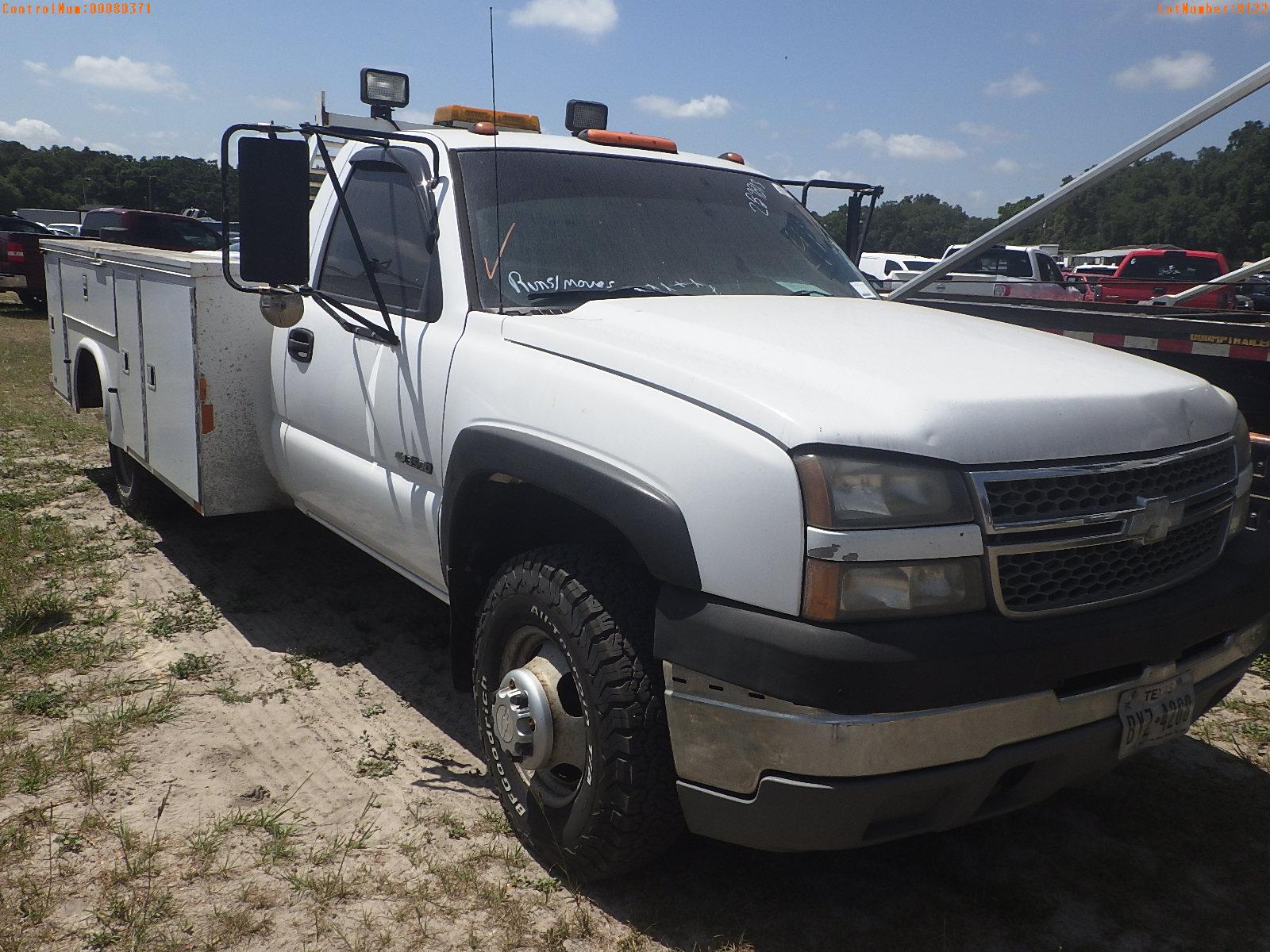 5-08122 (Trucks-Utility 2D)  Seller:Private/Dealer 2005 CHEV 3500