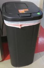Hefty touch lid trash can 13 gal size