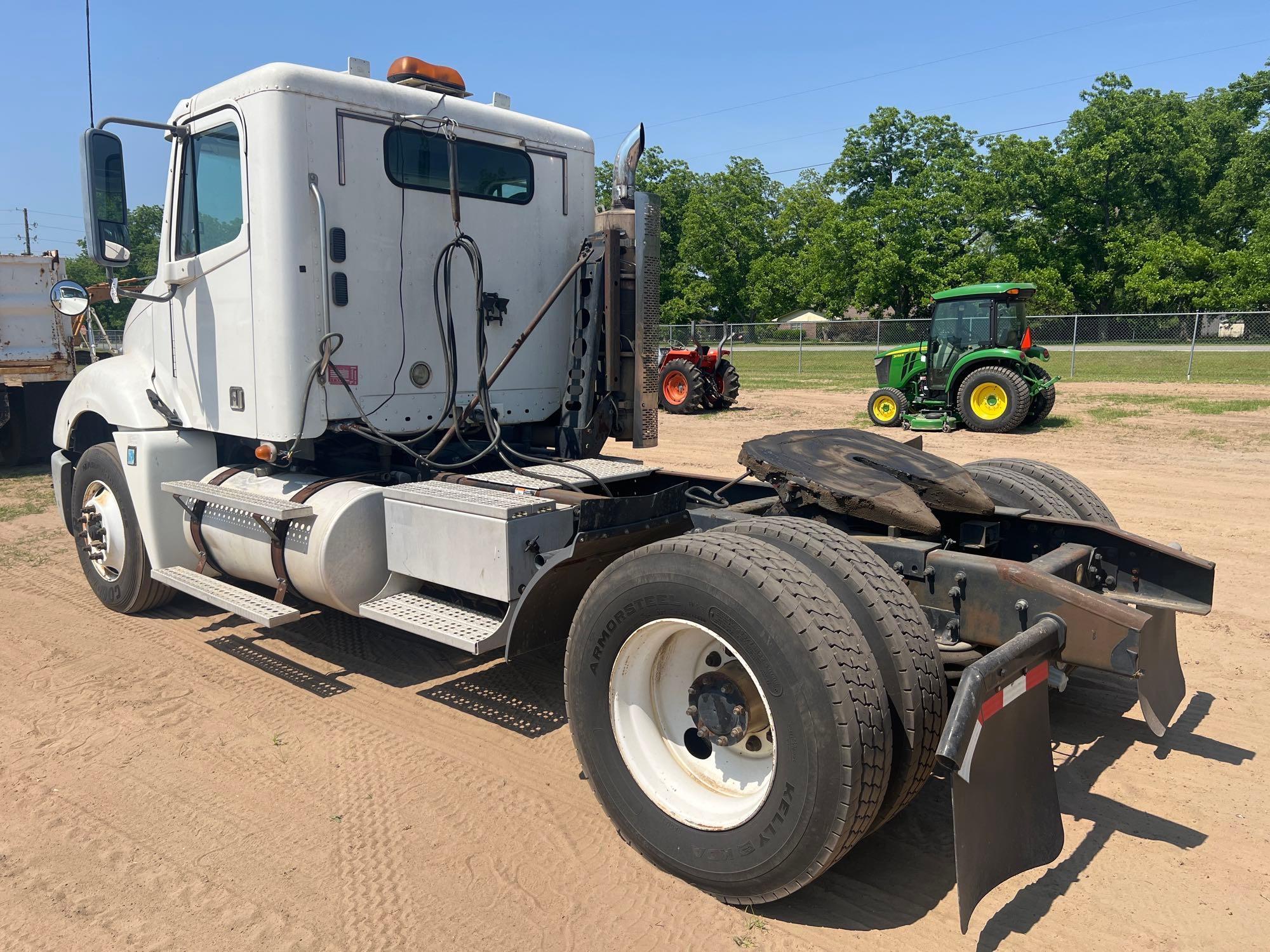 2008 FREIGHTLINER DAY CAB S/A ROAD TRACTOR