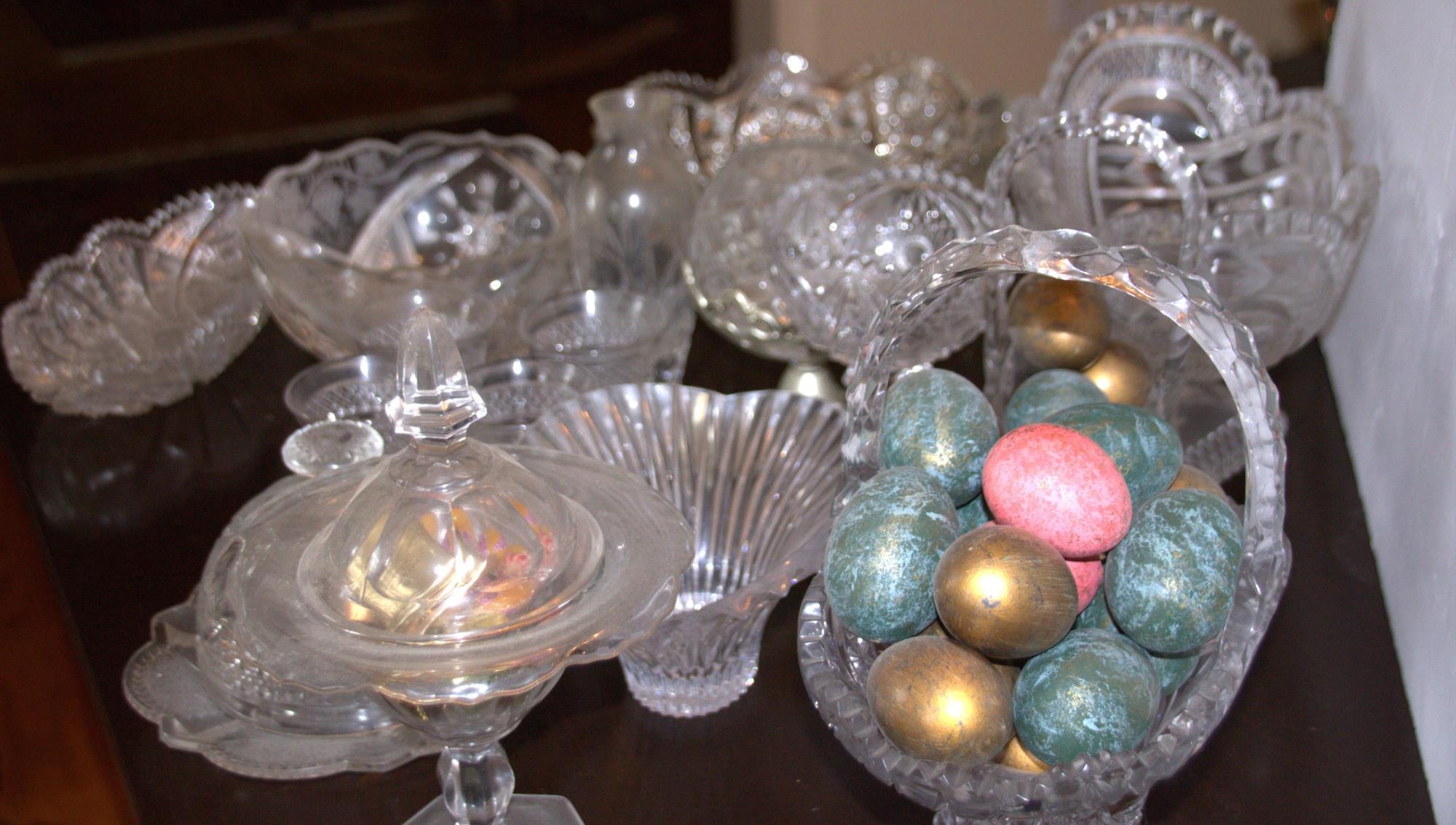 17 PIECES OF GLASS WITH PAINTED EGGS