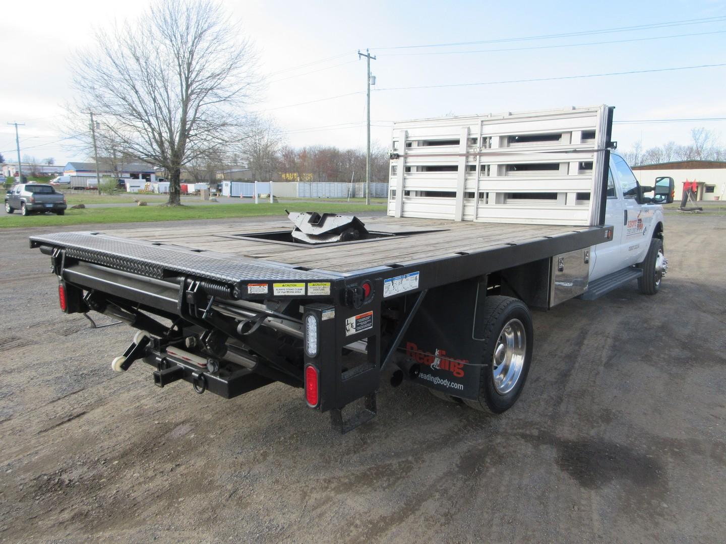 2013 Ford F-550 XL S/A Flatbed Truck