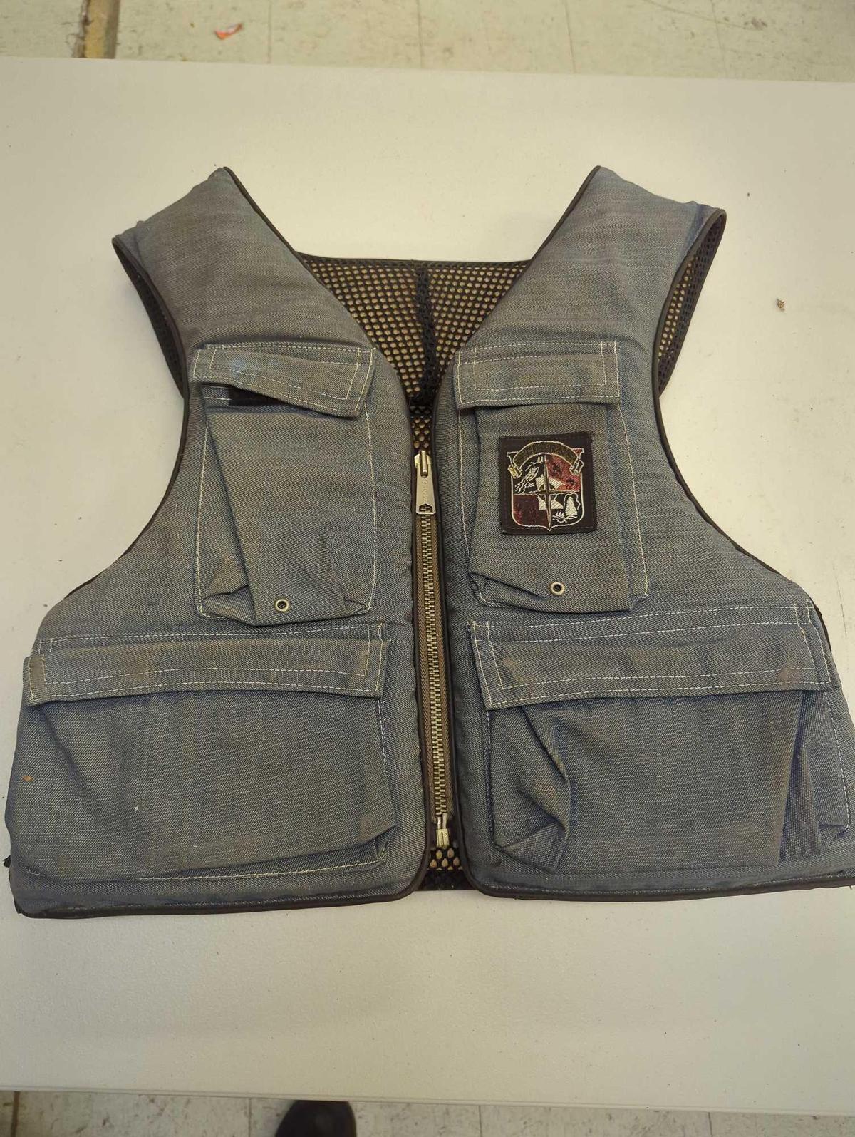 VTG Stearns Sans Souci Type III Flotation Fishing Vest Chest SZ 40-42 Med Adult. Comes as is shown