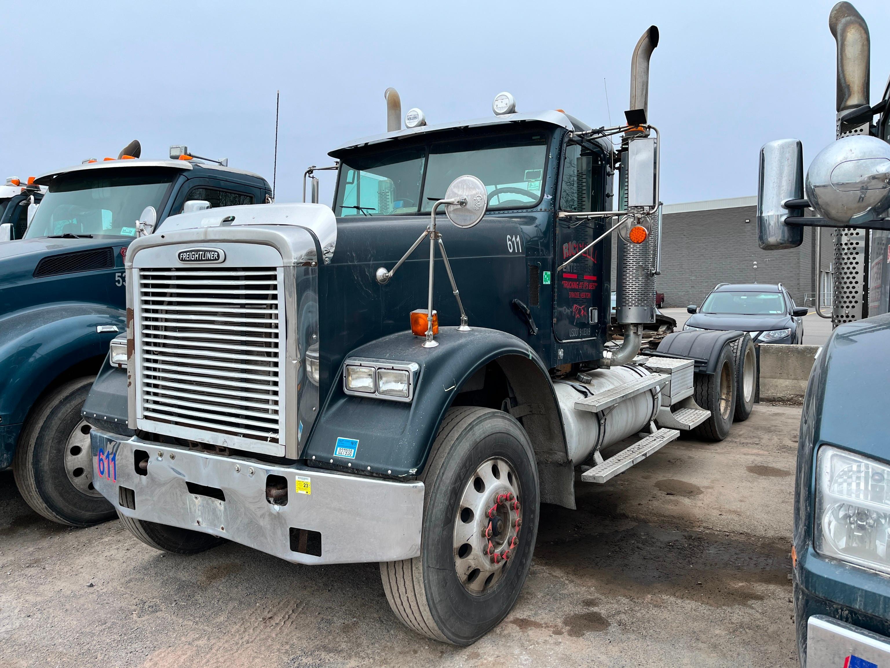 2006 FREIGHTLINER FLD120 TRUCK TRACTOR VN:1FUJALAV76DW31447 powered by Cat C15 diesel engine,