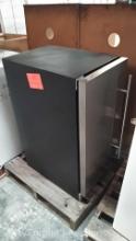 Lot on Pallet of Danby D1M32D2BSSPR Ice Maker