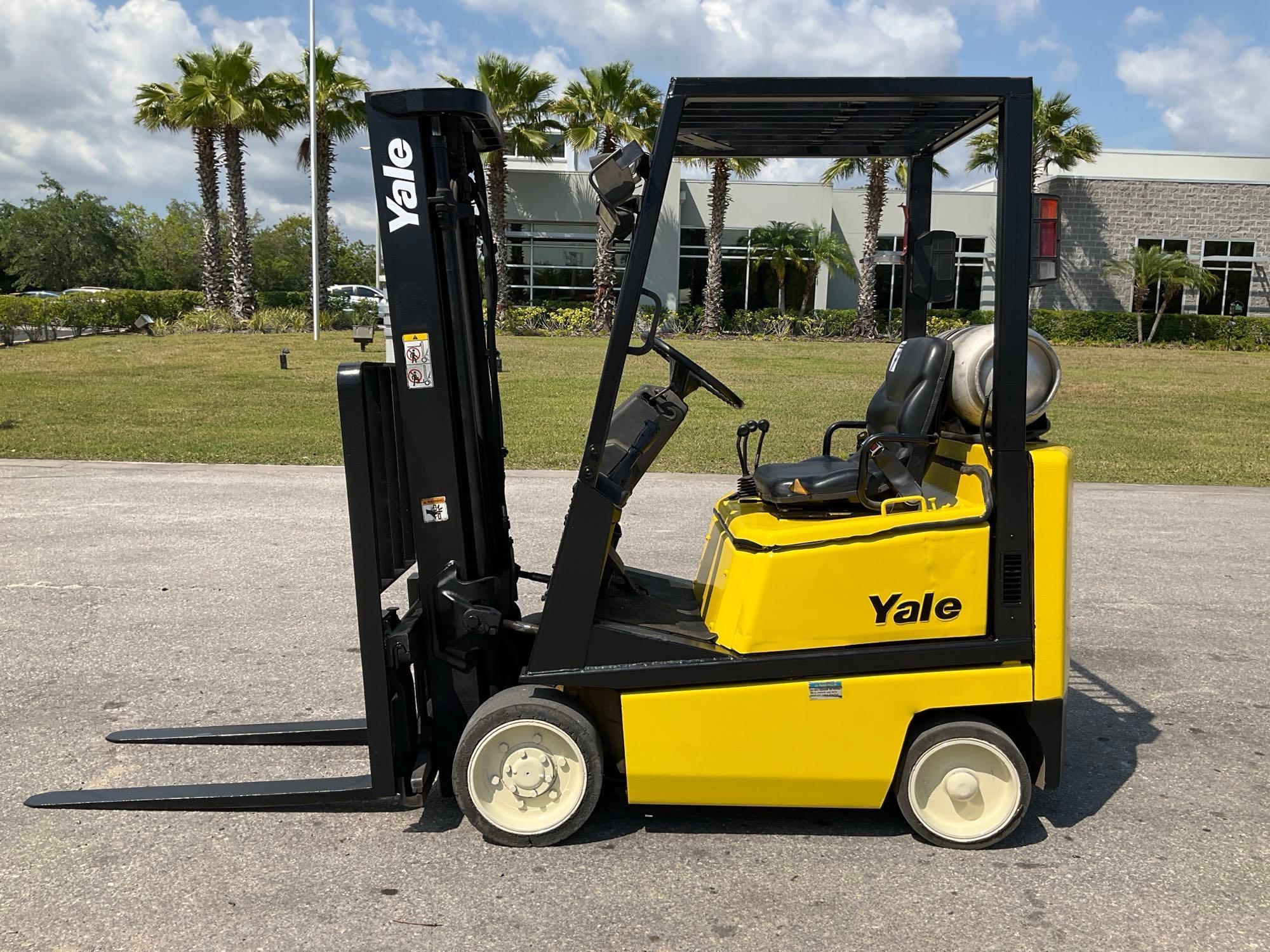 YALE FORKLIFT MODEL GLC030AFNUAE082, LP POWERED, APPROX MAX CAPACITY 2750LBS, APPROX MAX HEIGHT 1...