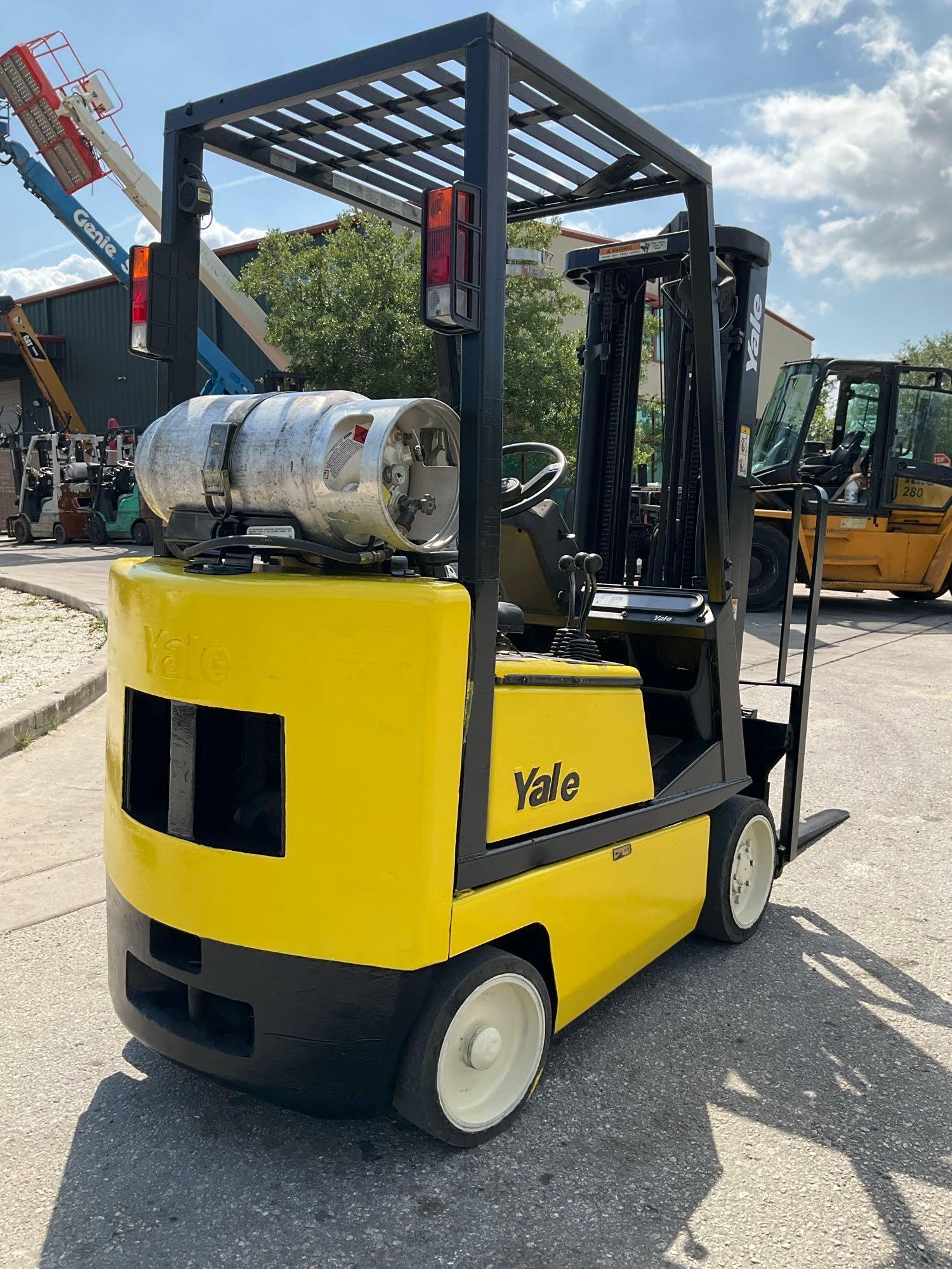 YALE FORKLIFT MODEL GLC030AFNUAE082, LP POWERED, APPROX MAX CAPACITY 2750LBS, APPROX MAX HEIGHT 1...