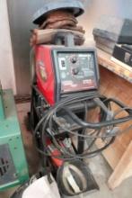 LINCOLN ELECTRIC WELDPAC 100 HD SN 10965 U1030508594 ON CART WITH VISE CLAM