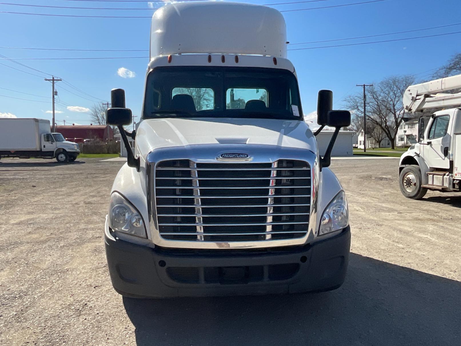 2018 Freightliner CA125 Day Cab