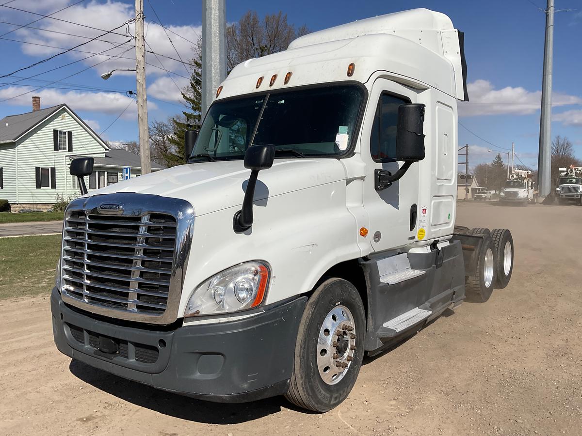 2016 Freightliner CA125 Sleeper