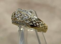 14 K Gold Ladies Ring With Diamonds