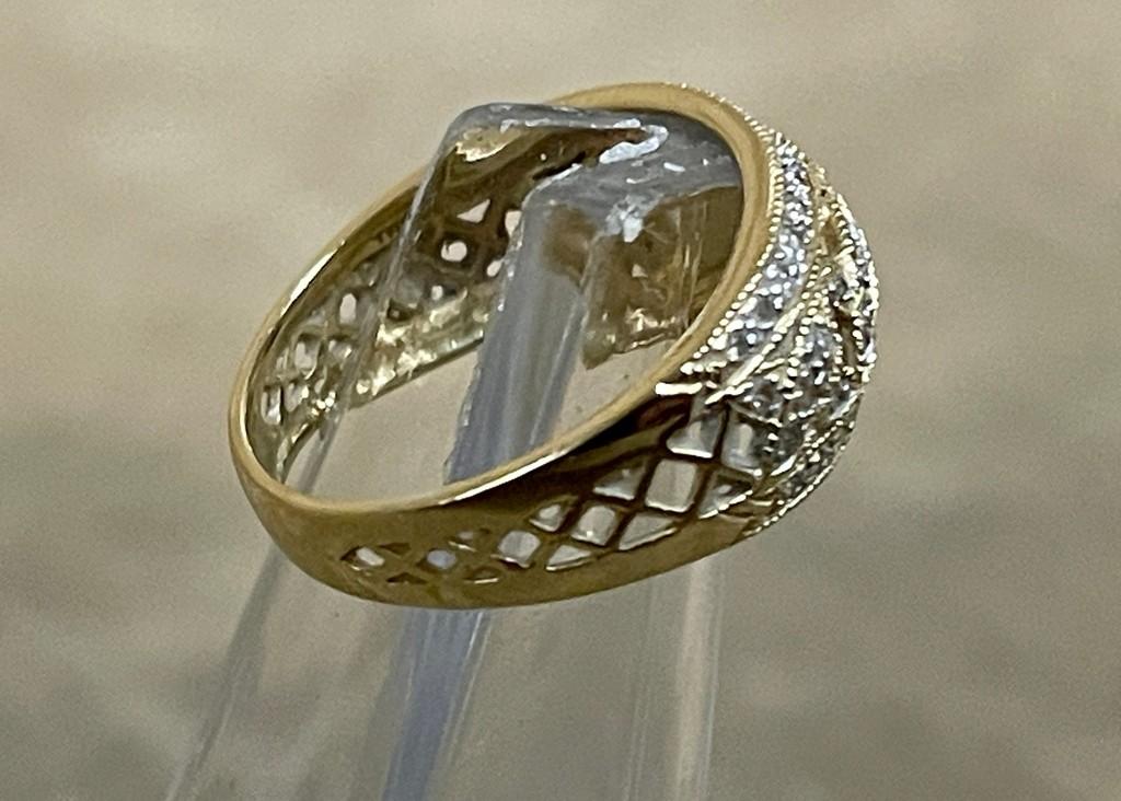 14 K Gold Ladies Ring With Diamonds