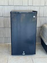 GE Mini Fridge Model SFR03BAZABB